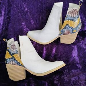 Arider Girl White Snakeskin Cutout Ankle Boots Booties Size 7 Point Toe Western